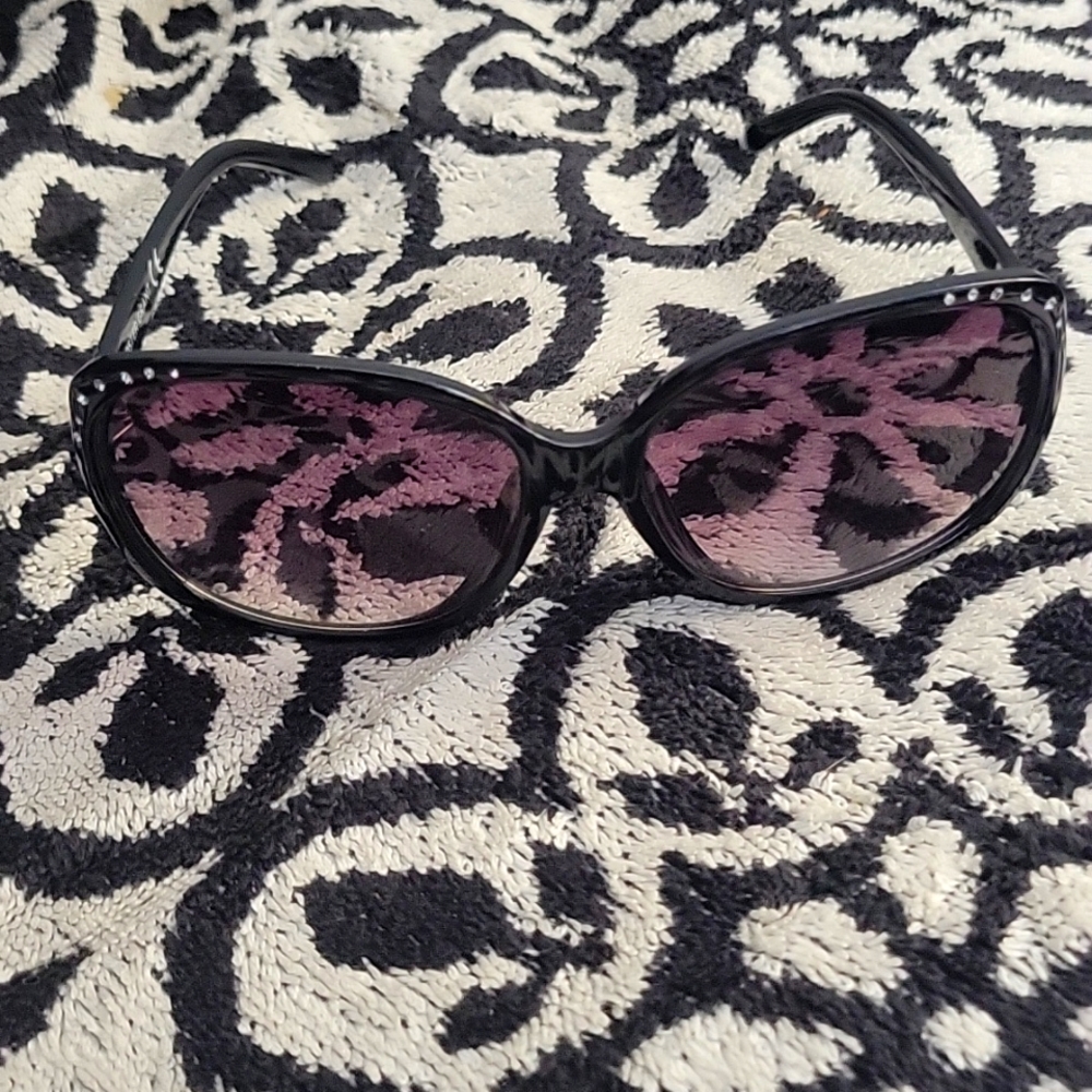 Foster grant Womens sunglasses diamonds in the front 😎